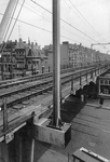 172117 Gezicht op het spoorviaduct langs de Vijverhofstraat te Rotterdam, ter hoogte van de kruising van de Bergweg, ...